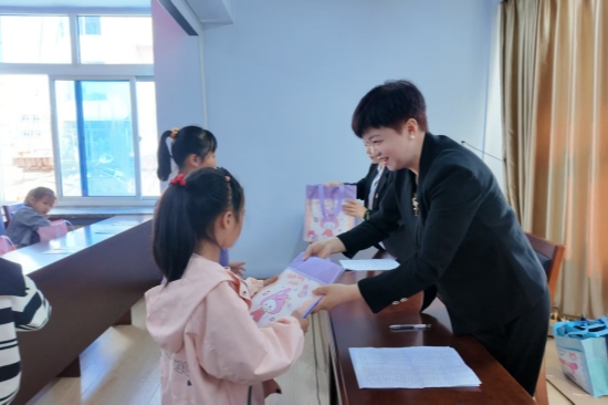 法護(hù)成長(zhǎng) 愛(ài)暖童心 泉林公司開(kāi)展職工子女“六一”兒童節(jié)普法宣傳活動(dòng)（1）.jpg