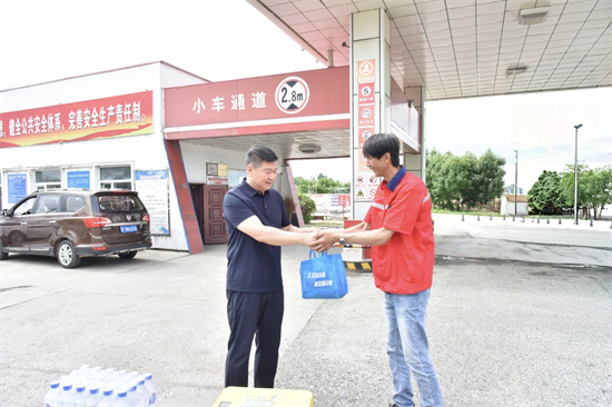 情滿夏日 泉林公司開展“工會送清涼 防暑保安康”慰問一線員工活動（1）.jpg
