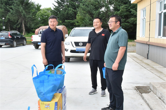 情滿夏日 泉林公司開展“工會送清涼 防暑保安康”慰問一線員工活動（5）.jpg