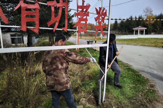 1761808762710350.jpg 撫安林場(chǎng)翻新宣傳標(biāo)語牌筑牢森林防火“視覺防線”(2).jpg